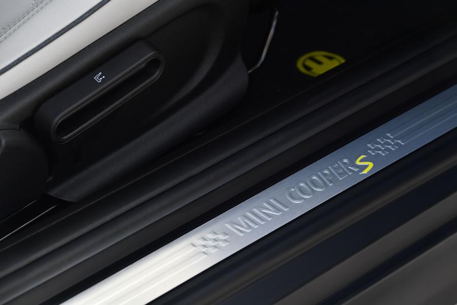 Детали интерьера Mini Cooper SE (F56) 2020 года  (NA) (фото 322 из 342)
